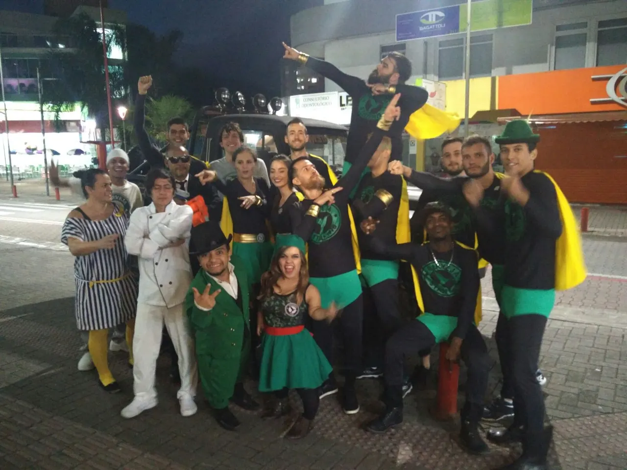Turma fantasiada no St. Patrick da Stannis